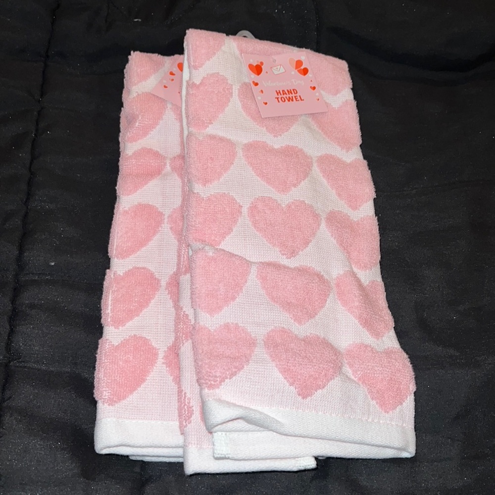 NWT 2pk plush pink heart hand towels 100% cotton (28x16in)